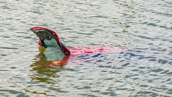 Auto rijdt in het water in de haven van Lauwersoog Nieuws