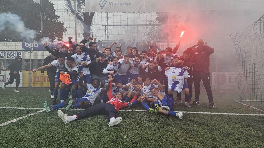Feest bij Hoek na de wedstrijd tegen SV Meerssen
