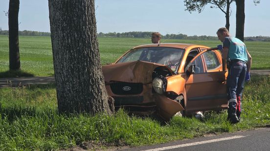 Vrouw en kind gewond na botsing tegen boom in Havelte. Vrouw en kind gewond na botsing tegen boom in Havelte.