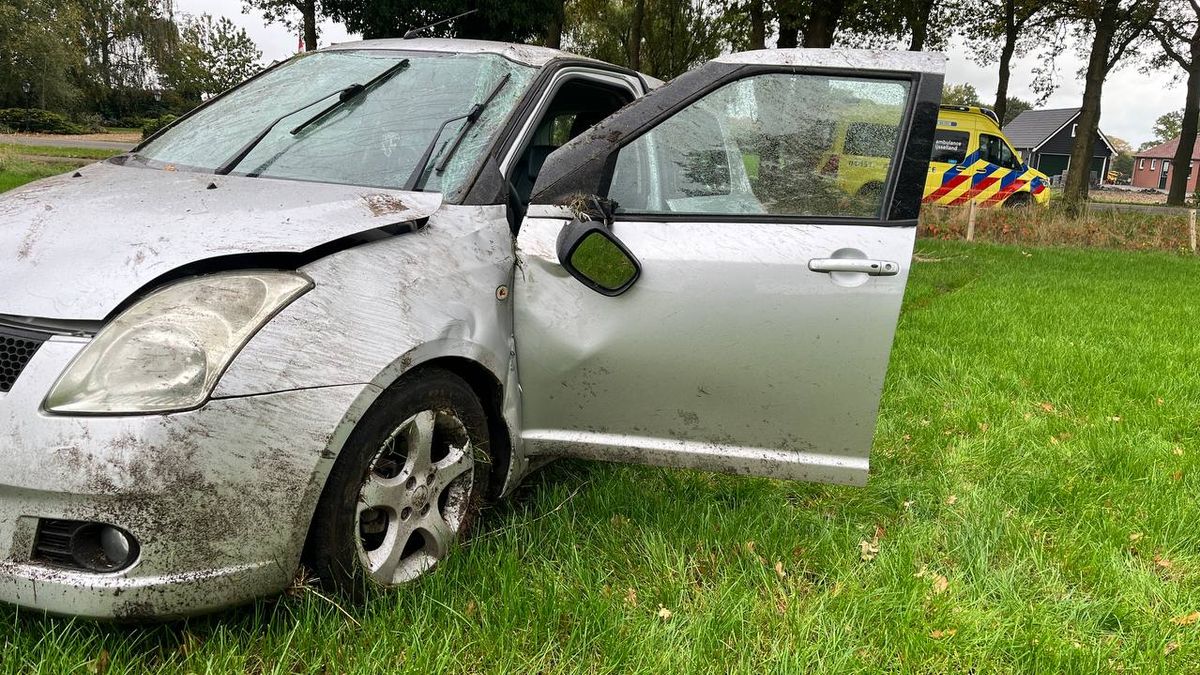Auto slaat bij Brucht over de kop en komt in weiland tot stilstand