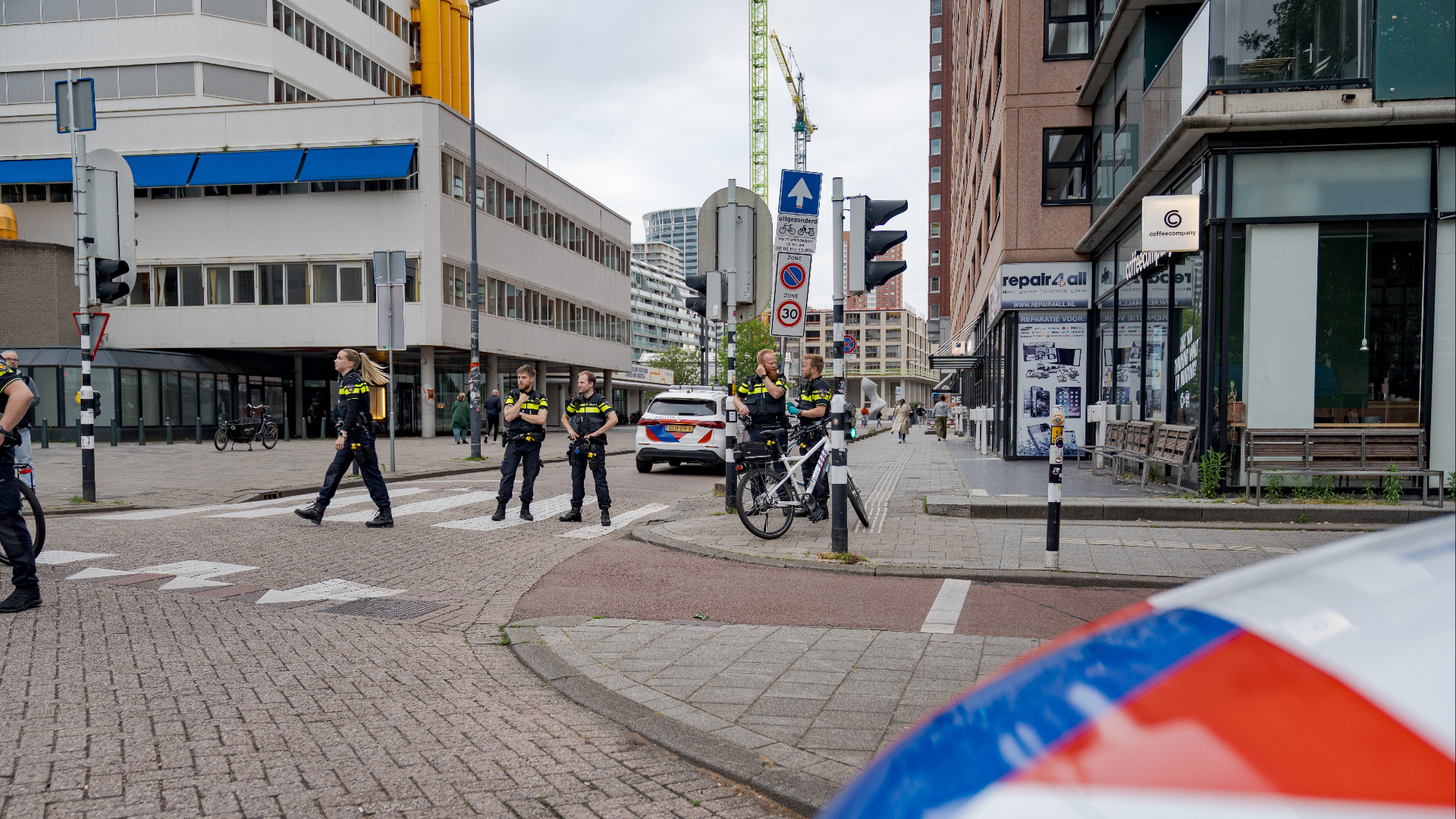 Man op fiets valt na politieachtervolging en raakt gewond