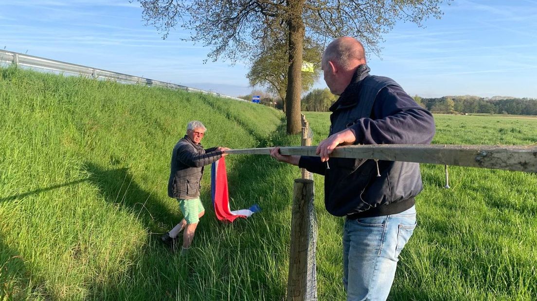 Gert-Jan en Han uit Diffelen halen tientallen vlaggen weg langs de N36