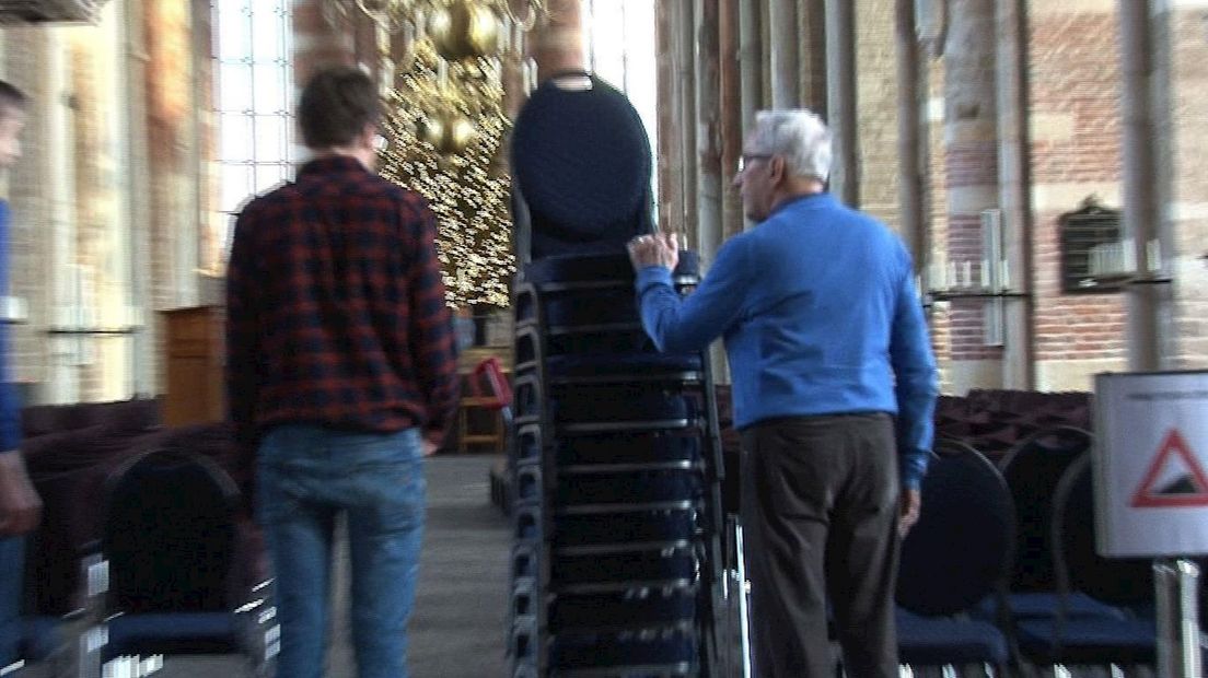 Vrijwilligers helpen koster Heemskerk een handje