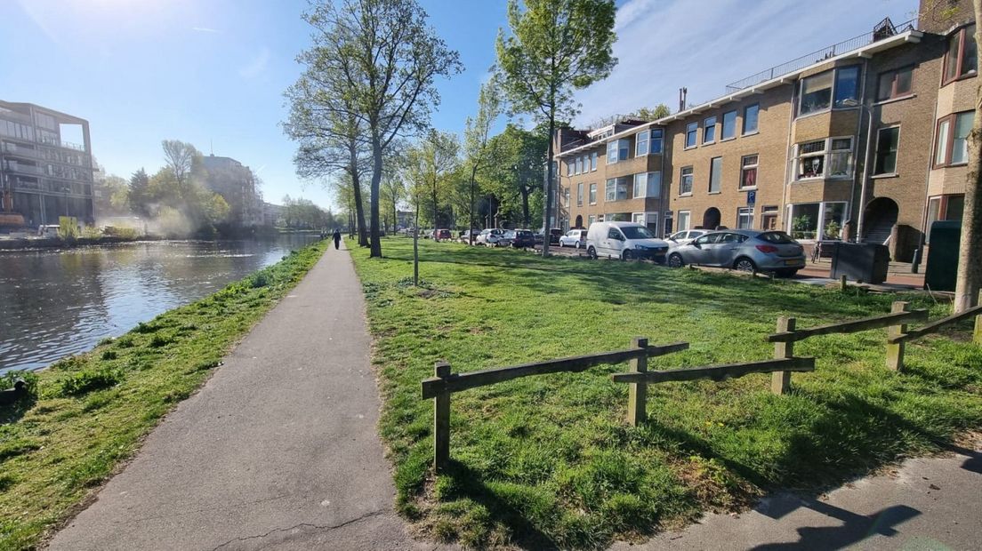 De huizen aan de Cromvlietkade staan in Rijswijk, de straat en het groen liggen in Den Haag