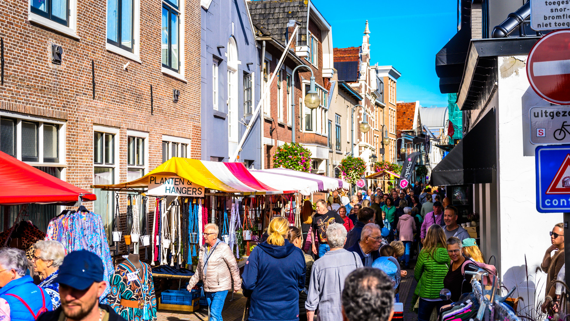 Drukte op de Jaarmarkt in Alphen: 'Je kan over de hoofden lopen