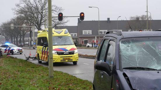 Brommerrijder gewond na botsing in Emmen. Brommerrijder gewond na botsing in Emmen.