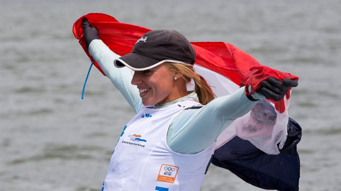 Een blije Marit Bouwmeester met de Nederlandse vlag.