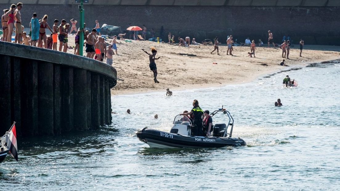 De politie surveilleert op het water in de haven van Scheveningen