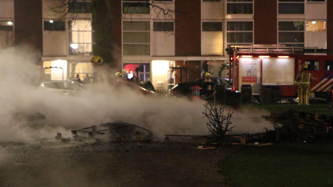 Brandweer blust brandje Woudenbergstraat Den Haag 