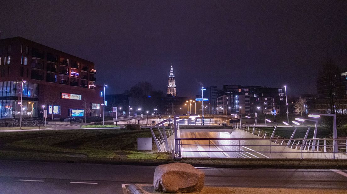 De Onze Lieve Vrouwetoren in Amersfoort, gezien vanaf rotonde De Nieuwe Poort.