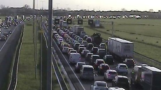 File op A2 richting Utrecht na ongeluk voorbij, nog steeds omleiding door werkzaamheden. File op A2 richting Utrecht na ongeluk voorbij, nog steeds omleiding door werkzaamheden.