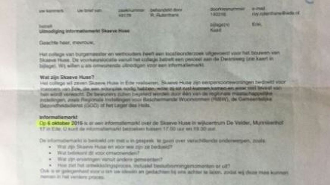 De komst van zeven zogenoemde asowoningen in de wijk Veldhuizen in Ede wordt uitgesteld. 'We hebben te weinig geanticipeerd op vragen uit de wijk', moet een gemeentewoordvoerder schoorvoetend toegeven. De beslissing of de units aan de rand van Veldhuizen komen, wordt opgeschort.