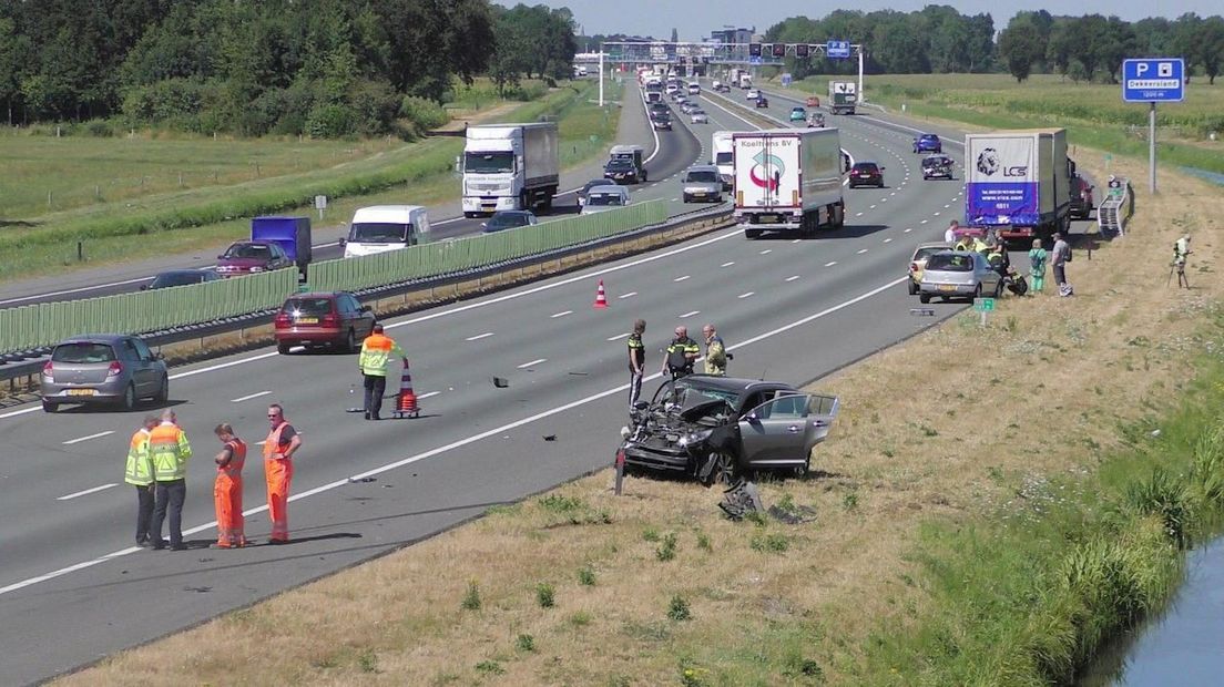 Drie gewonden na botsing tussen auto en vrachtwagen op A28