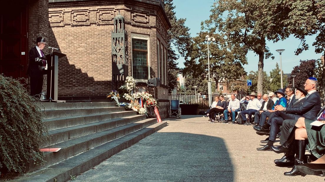 Herdenking bij de synagoge in Enschede