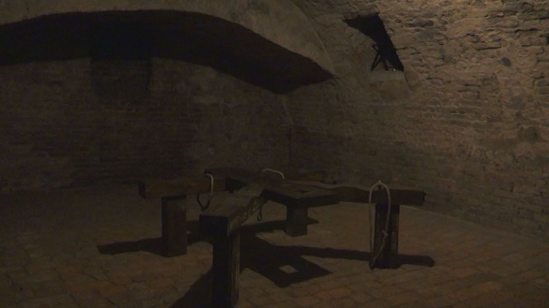 Nieuwsgierigen moeten voortaan kunnen rondkijken in de folterkamer en de gevangenis in de catacomben van het stadhuis in Nijmegen. Dat wil de lokale fractie van D66. Het Nijmeegse stadhuis is gebouwd in 1554. De kelders zijn overblijfselen uit die tijd.