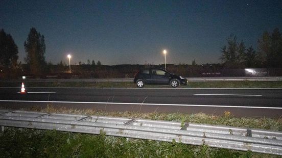 Automobilist vlucht na ongeval • brand bij caravanhandel. Automobilist vlucht na ongeval • brand bij caravanhandel.
