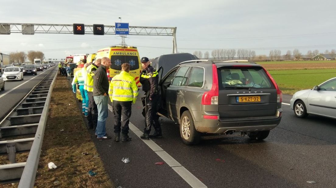 Op de A12 tussen Zevenaar en Arnhem heeft maandagmiddag een kop-staartbotsing met vier auto's plaatsgevonden. Hierbij vielen verschillende gewonden. Een meisje is met de ambulance naar het ziekenhuis gebracht.