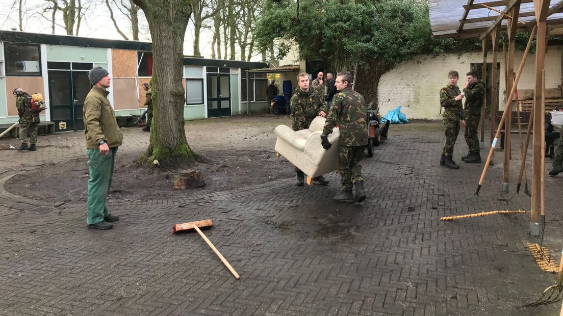 Militairen knappen de gebouwen van Thuisbasis Veteranen op (Rechten: RTV Drenthe/Jeroen Kelderman)