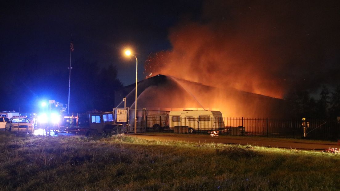 Een loods van een autobedrijf in Axel is uitgebrand