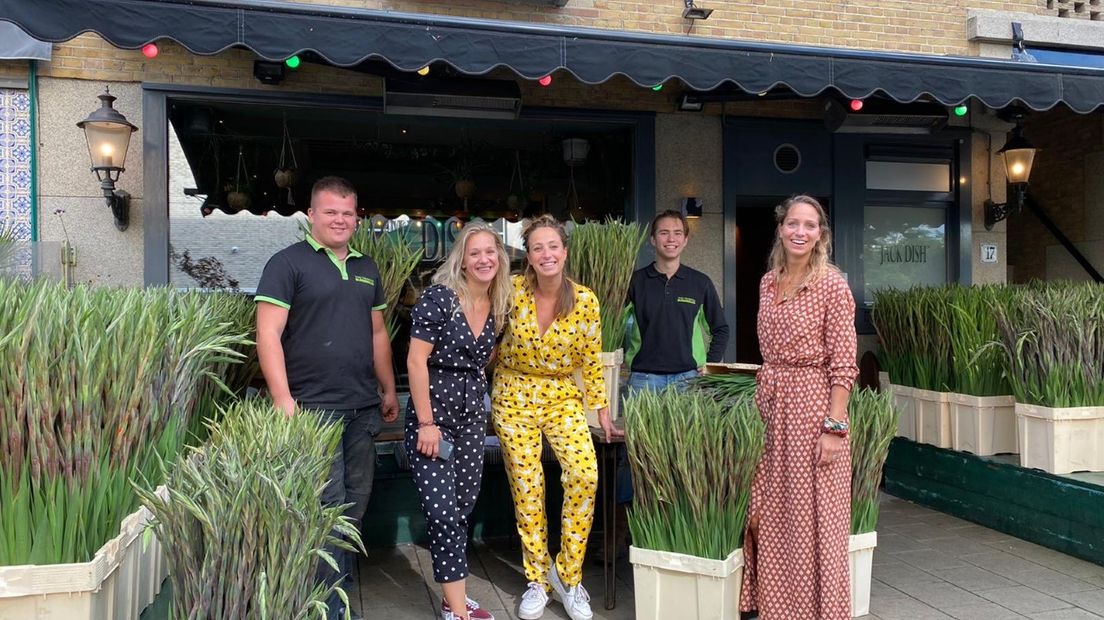 Lieve Nieuwint en vriendin Vicky verkopen samen met vrijwilligers gladiolen in Amsterdam.