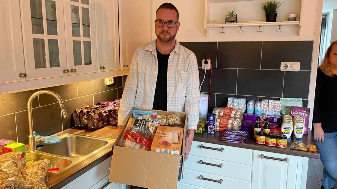 Stefan Dijkema uit Ter Boer stelt kerstpakketten samen voor anderen