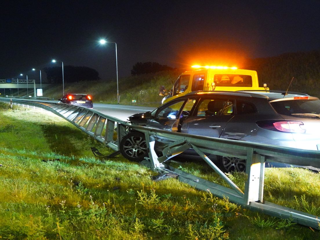 De auto sleepte tientallen meter vangrail mee