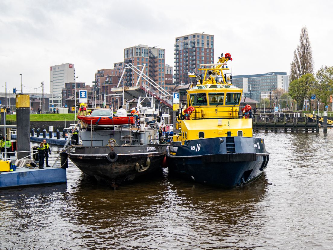 Binnenvaartschip botst op meerdere schepen in Parkhaven Rotterdam