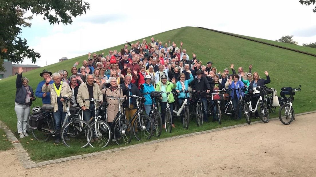 Groepsfoto voor de fietstocht naar Enschede