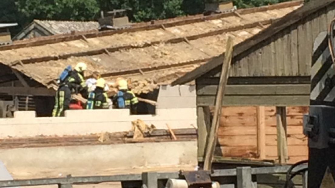 Aalten: dak stort in, man bekneld
