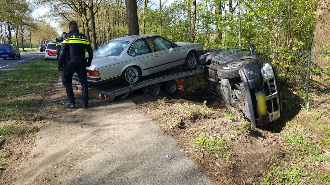 Auto op z'n kant op N18 bij Haaksbergen