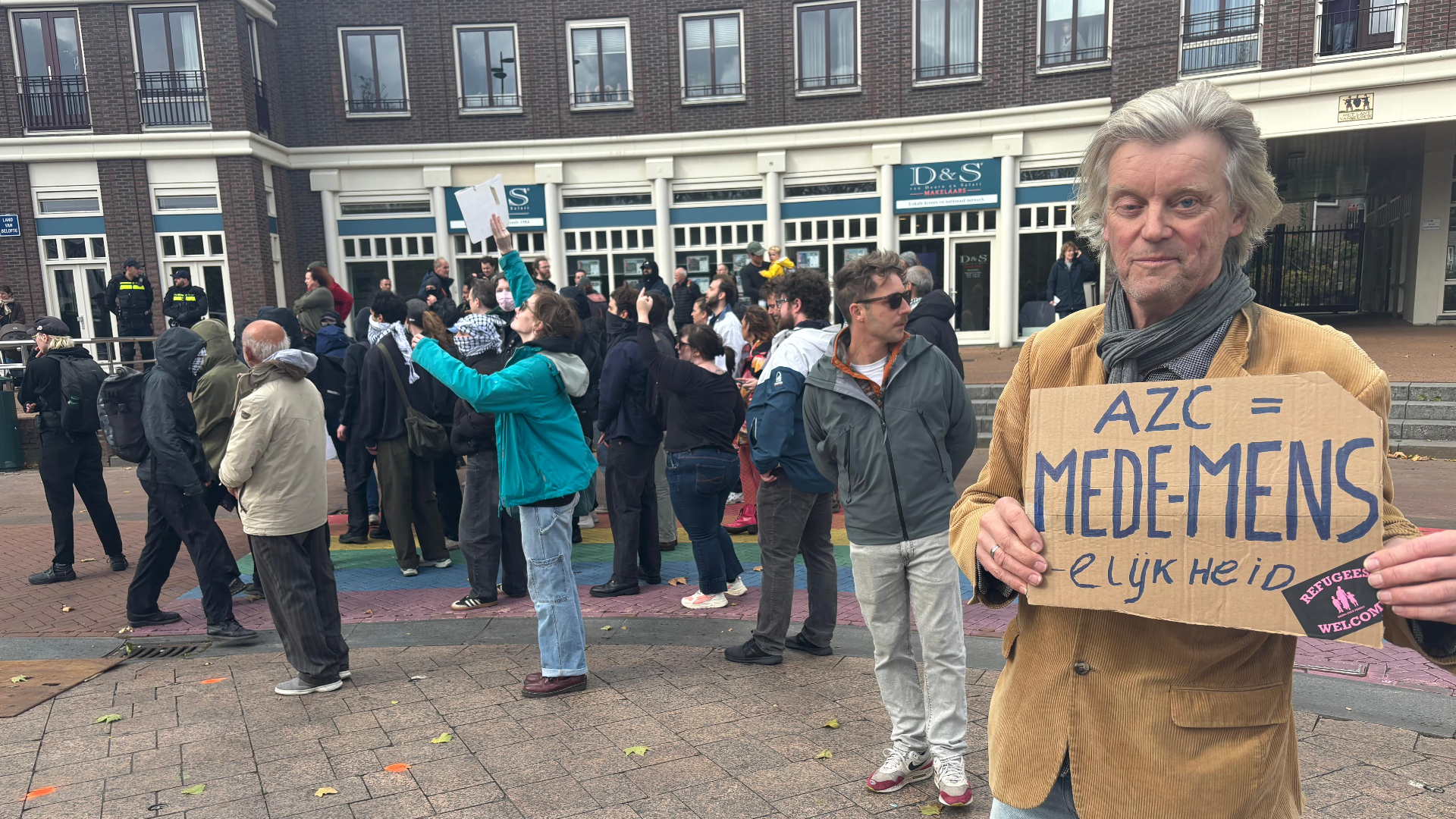 Peter is blij om bij de tegendemonstratie te zijn