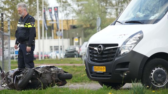 Gewonde bij botsing tussen bestelbus en scooter in Assen. Gewonde bij botsing tussen bestelbus en scooter in Assen.