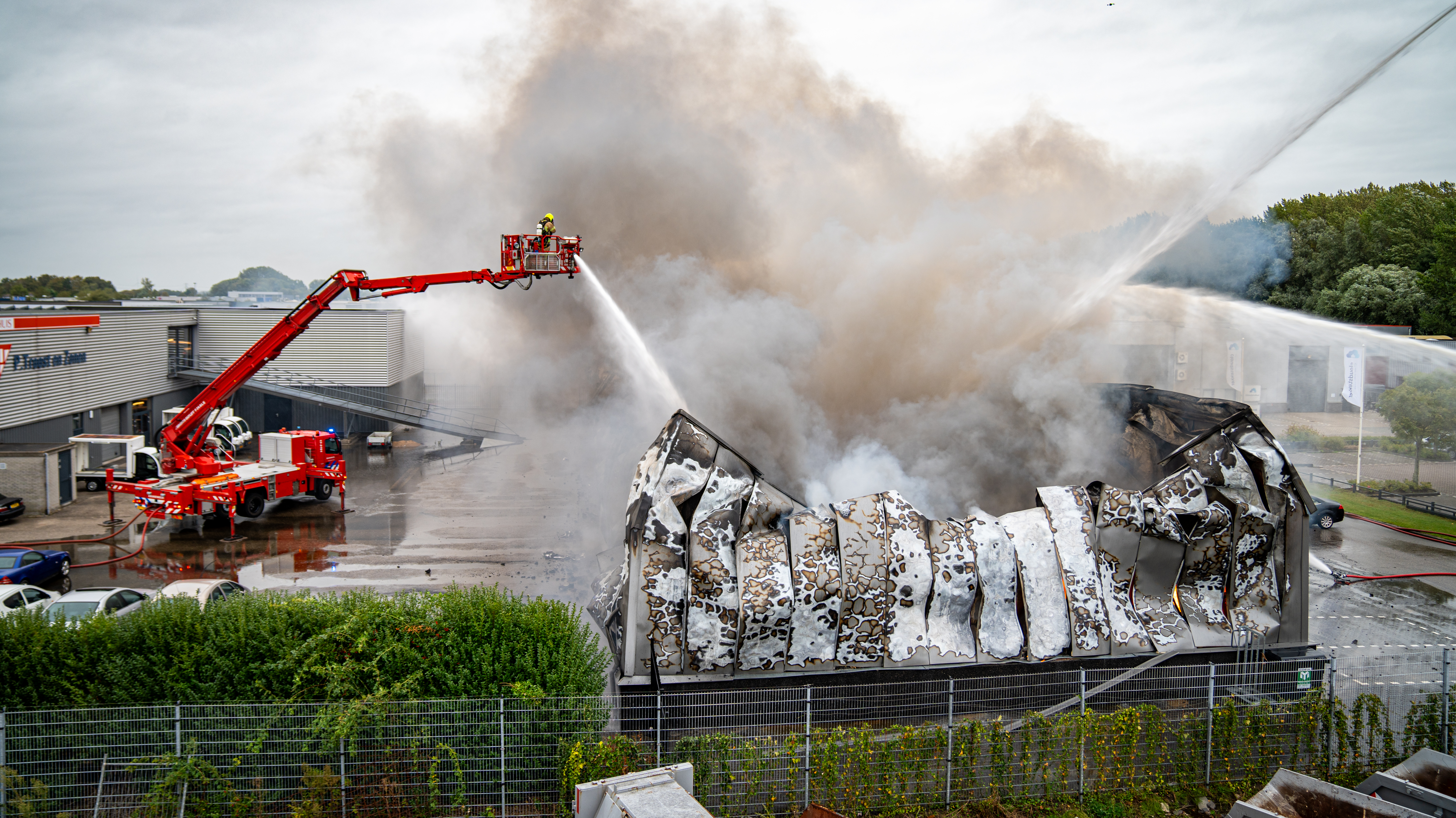 VIDEO: Vlammenzee Verwoest Bedrijfspand Van Loodgieter, Windmolenbouwer ...