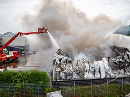 VIDEO: Vlammenzee verwoest bedrijfspand van loodgieter, windmolenbouwer en speelgoed in Hellevoetsluis
