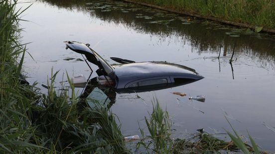 Voertuig zwaar beschadigd • auto te water