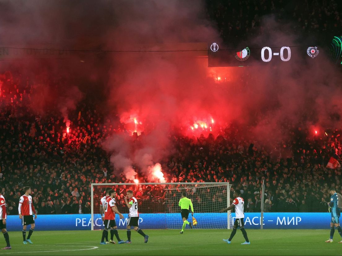 Feyenoord publiek steekt vuurwerk af in De Kuip