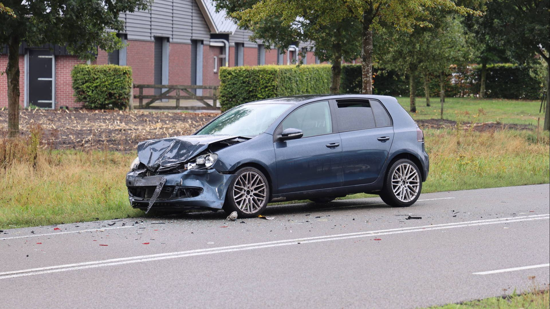 Drie auto's botsen • fietser gewond bij aanrijding