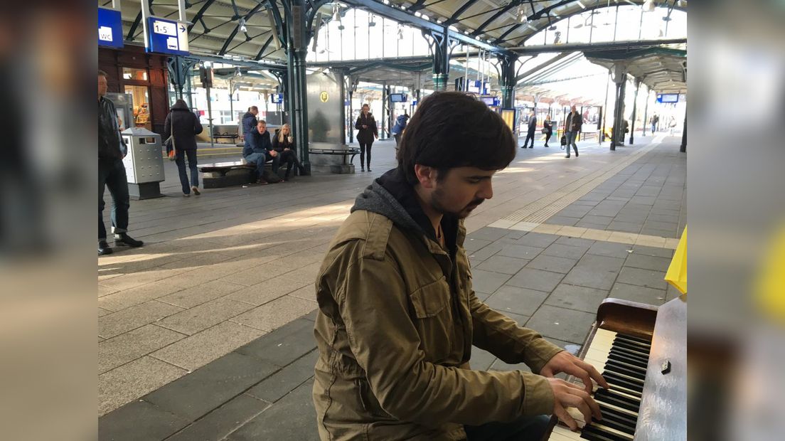 De Oekraynske pianist yn aksje op it stasjon fan Ljouwert