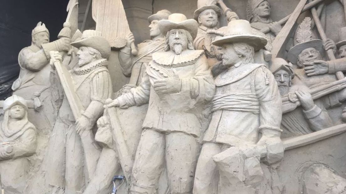 De gemeente Barneveld heeft 't Veluws Zandsculpturenfestijn in Garderen een dwangsom opgelegd van 20.000 euro als het niet voor 23 april de sculptuur van de Nachtwacht afbreekt. Dat zegt de eigenaar van het zandsculpturenfestijn.