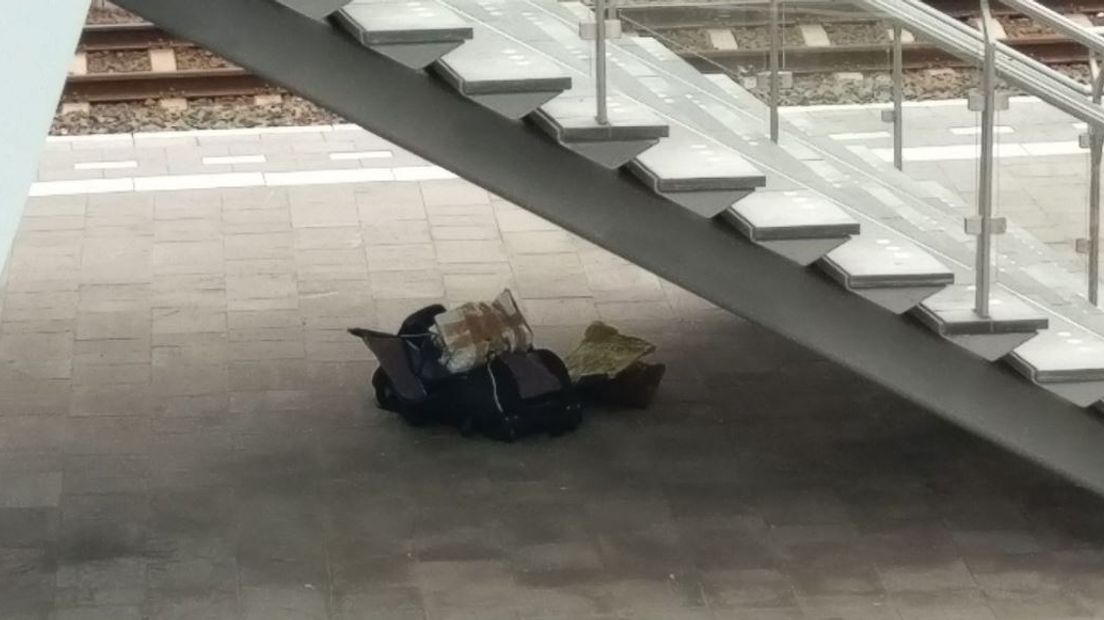 Het station Arnhem Centraal is dinsdagmiddag deels ontruimd geweest nadat er een verdachte tas was gevonden. Het perron bij de sporen 8 en 9 werd afgesloten.