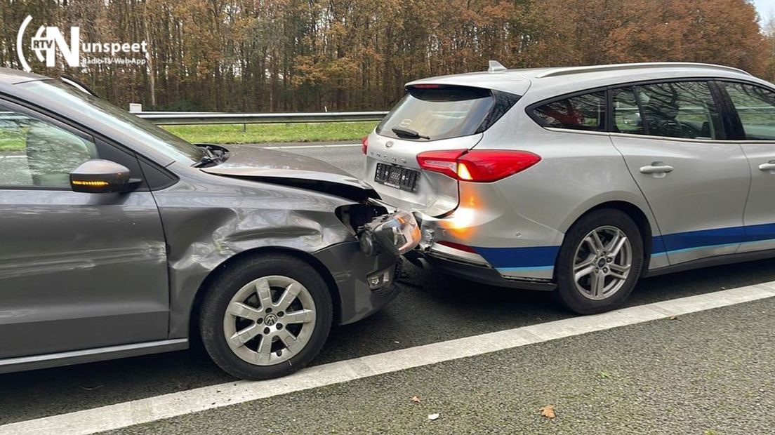 Temmermans zet zijn auto voor de slingerende auto en weet daarmee erger te voorkomen.