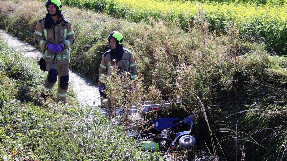 Vrouw rijdt met scootmobiel de sloot in bij Kamperland