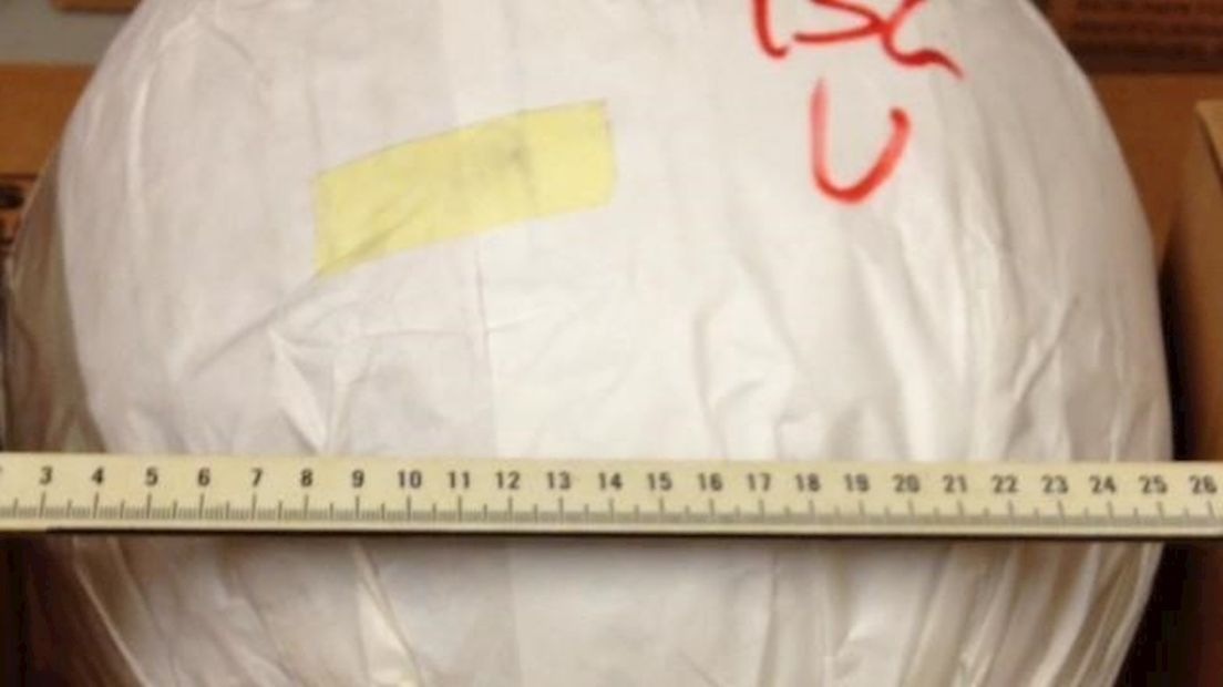 De illegale vuurwerkbommen die werden gevonden zijn 25 cm breed
