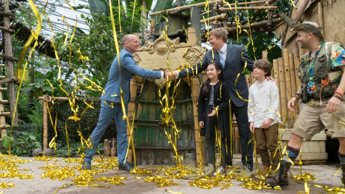 Directeur Frankwin van Beers en koning Willem-Alexander (Rechten: RTV Drenthe / Kim Stellingwerf)