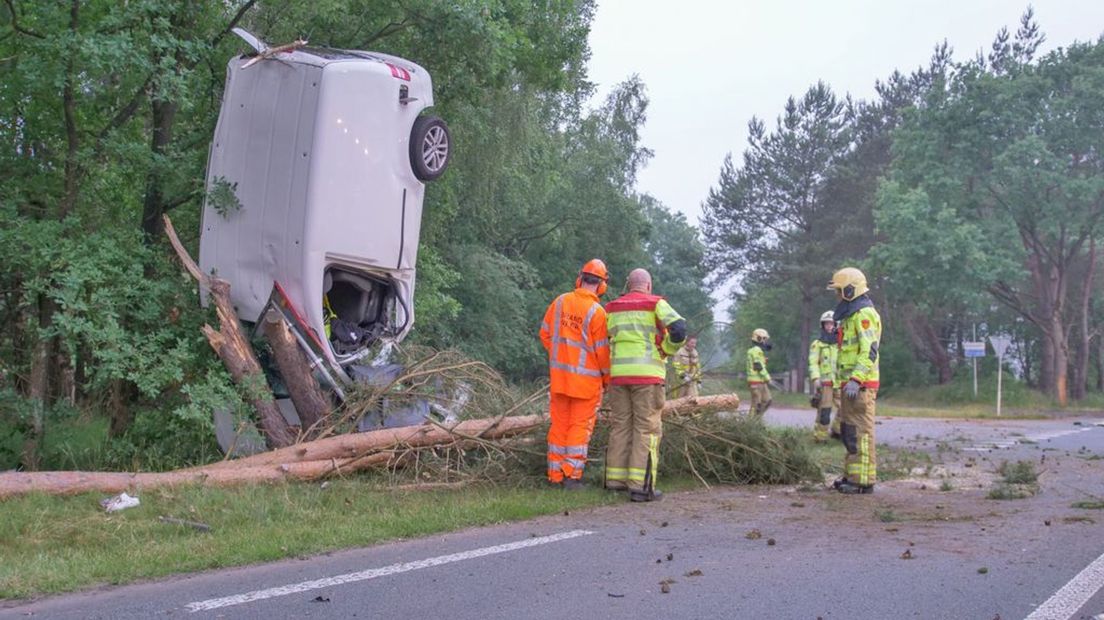 De bestelbus staat rechtop tegen de boom.