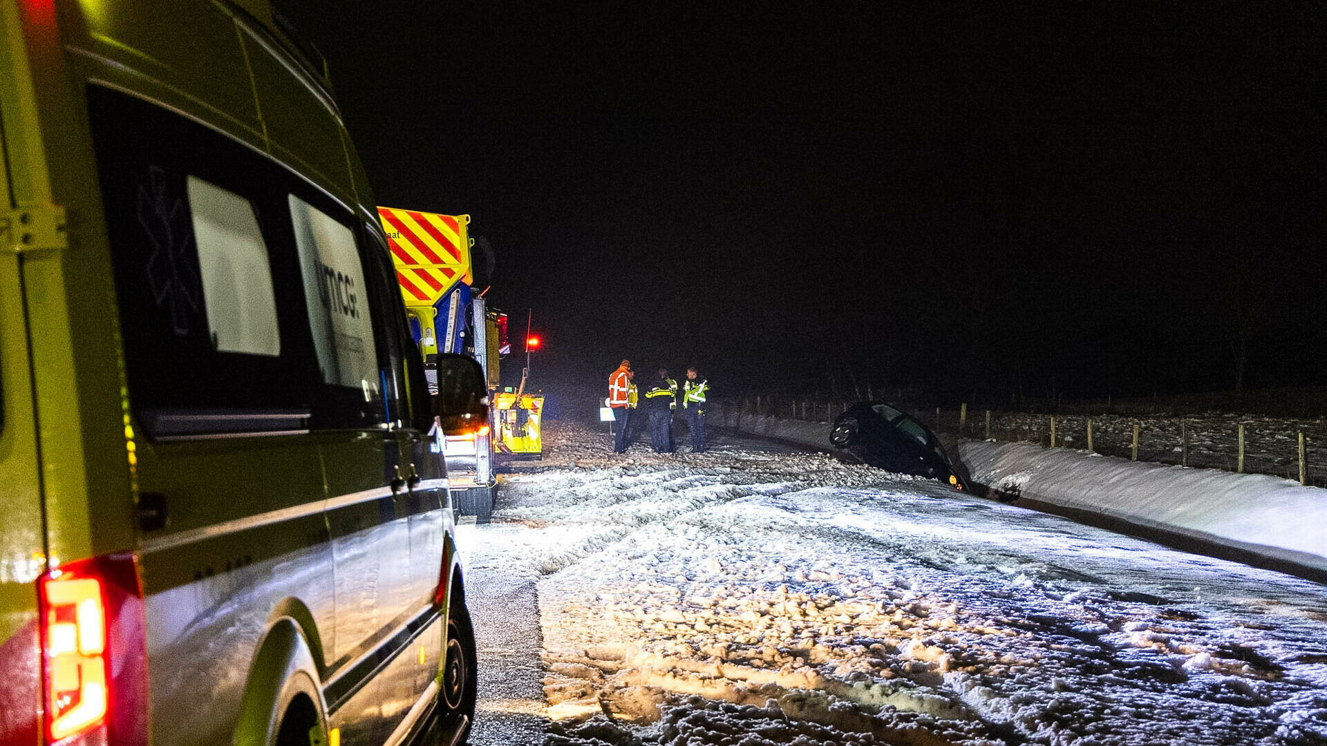 Rustige spits, maar tientallen glijpartijen op Noord-Nederlandse wegen door ijzel