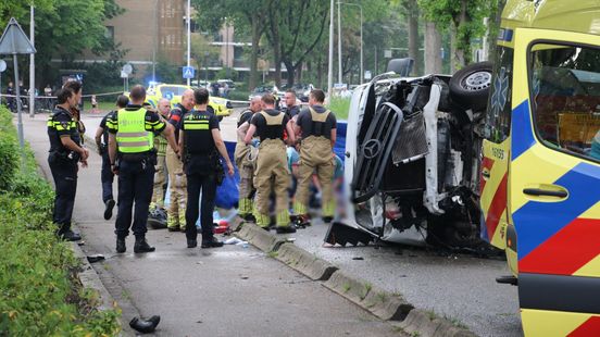 Busje op zn kant na ongeval, één zwaargewonde. Busje op zn kant na ongeval, één zwaargewonde.