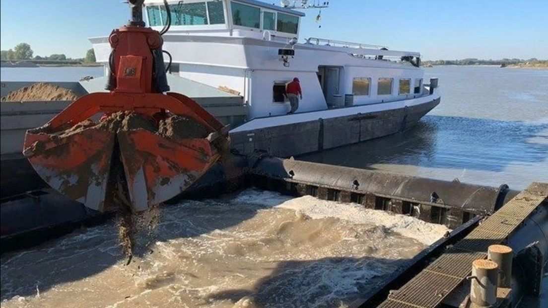 De zandwinplas Over de Maas