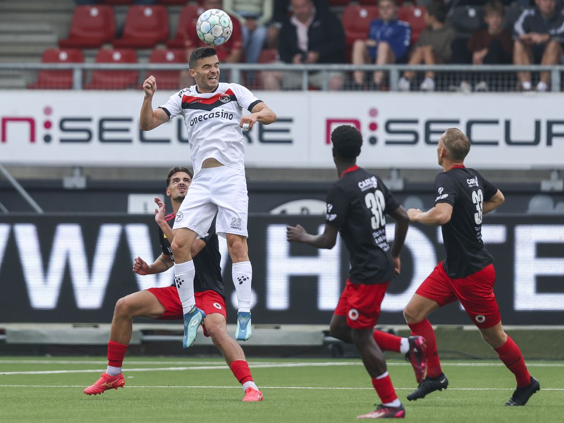 Spelers van Excelsior kijken geconcentreerd naar de bal