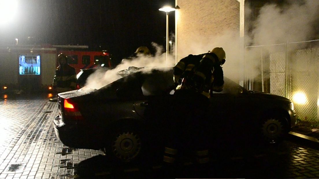 Op 1 januari vloog deze auto in de Utrechtse wijk Hoograven in brand.